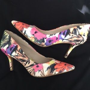 8.5M Alfani Women's Floral print heels.